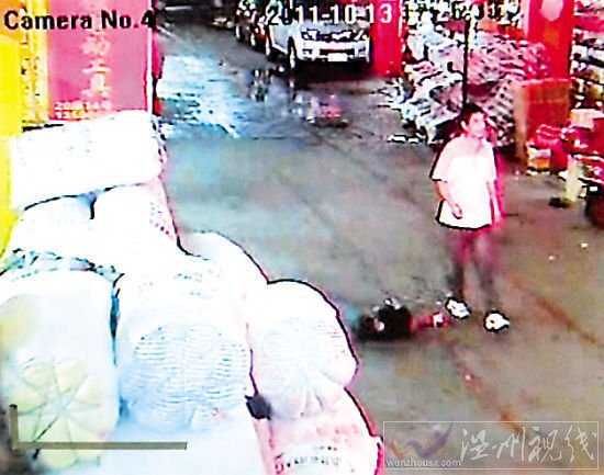 第一个人:白衣深色裤男子,左右张望,似乎看不到小悦悦,然后径直从小悦悦脚边经过。 第一个人:白衣深色裤男子,左右张望,似乎看不到小悦悦,然后径直从小悦悦脚边经过。