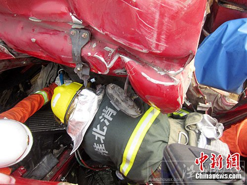 图为现场官兵紧急救援伤者 连霍高速交通事故现场官兵紧急救援伤者