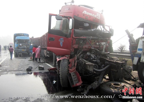 图为事故现场 连霍高速交通事故现场