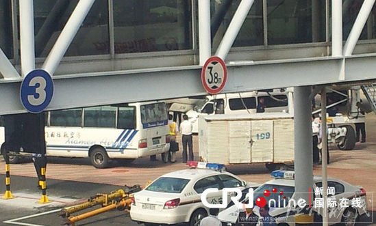 厦门机场汽车与飞机相撞(组图)
