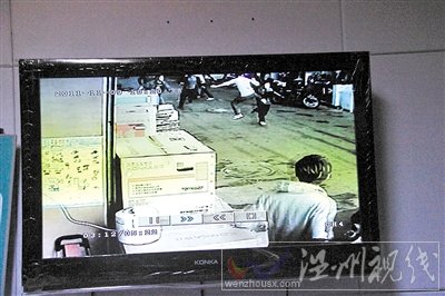 温州黄龙家电市场再现&ldquo;群侠&rdquo;合力勇擒抢包贼