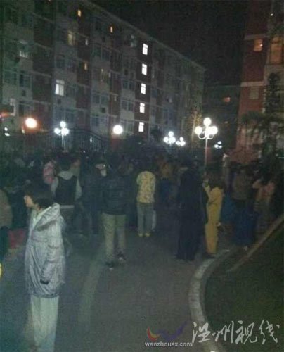 地震后民众纷纷外出避险