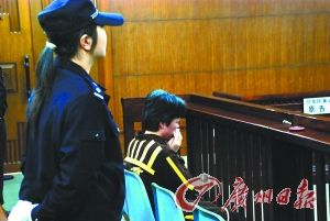 失手捂死女儿被告人受审 失手捂死女儿