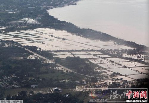 菲律宾南部连日来遭到热带风暴&ldquo;天鹰&rdquo;引发的大雨和洪水重创，受灾人口超过10万人。菲律宾红十字会18日上午透露，死亡人数已经升至447人。灾情最惨烈的卡加延德奥罗市和伊利甘市17日相继宣布进入&ldquo;灾难状态&rdquo;。图为一片灾区俯瞰图。