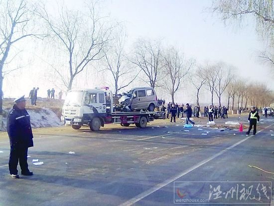 12月3日6时20分许,国道102线秦皇岛市开发区277公里+320米处发生一起交通事故,造成8人当场死亡,1人经抢救无效死亡,3人受伤。