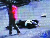 梅州轿车逃交警检查 把交警顶在引擎盖上疯狂逃窜一