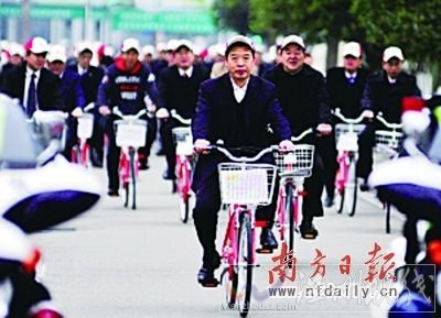 领导骑车警车开道