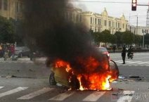 上海发生惨烈车祸 一人被摔死两人困在车里被烧死没