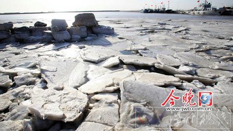 渤海湾天津海域出现初生冰 部分渔船被困（组图）