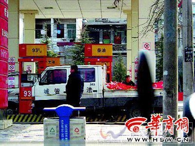 城管提前上街撕春联 市民:年没过完不合理(图)