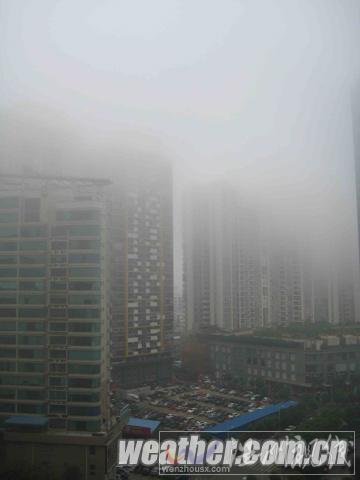 立春后南宁首现&ldquo;回南天&rdquo; 湿气浓重大楼滴水（组图）