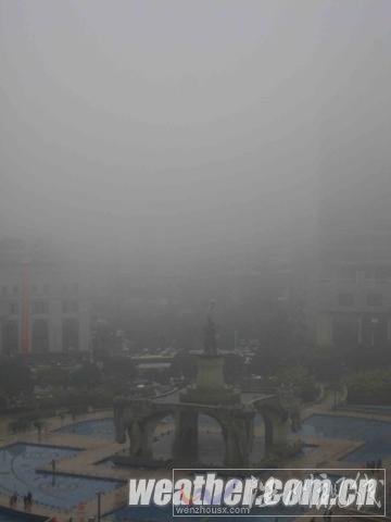 立春后南宁首现&ldquo;回南天&rdquo; 湿气浓重大楼滴水（组图）