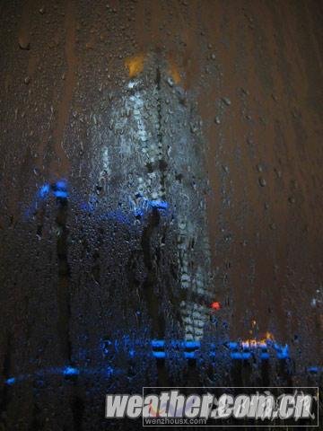 立春后南宁首现&ldquo;回南天&rdquo; 湿气浓重大楼滴水（组图）