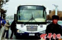 校车套牌警车 最牛套牌校车车前写着“警察”车身写