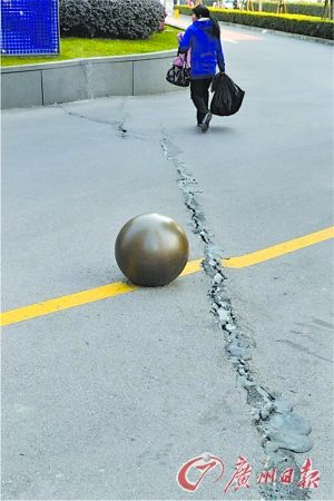 裂缝的宽度可以容纳约两根手指,长度在4米左右。 裂缝的宽度可以容纳约两根手指,长度在4米左右。