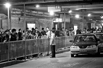 北京西站出租车等候处,乘客排起了长队。 本报记者 孙纯霞 摄