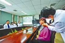 整形200次终身残疾 “红粉宝宝”从16岁起整形两百次