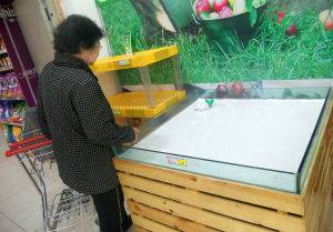 食盐柜台被抢购一空 食盐柜台被抢购一空