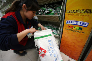 超市工作人员上货,补充盐丁凯摄 超市工作人员上货,补充盐丁凯摄