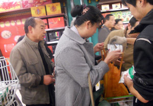 市民在超市抢购食盐 市民在超市抢购食盐