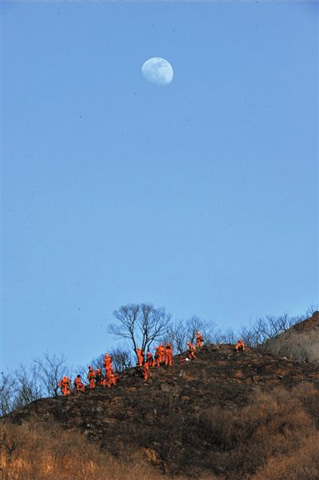 北京居庸关附近荒山起火 过火面积上百平方米(组图)