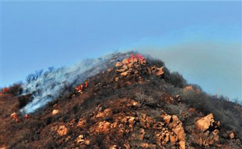 北京居庸关附近荒山起火 过火面积上百平方米(组图)