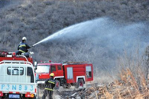 北京居庸关附近荒山起火 过火面积上百平方米(组图)