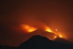桂林尧山突发大火 3日桂林尧山大火 电视信号塔面临