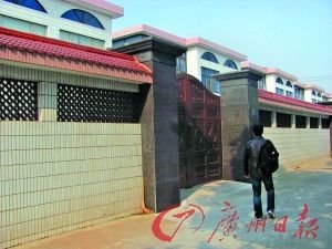 江苏长江村发金银续:村民称男丁可获别墅一套