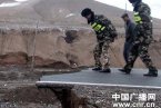 新疆S212省道遭泥石流 350多辆车被困