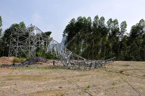 环江毛南族自治县一处高压电塔被大风刮倒(4月21日摄)。新华社发(高东风 摄)