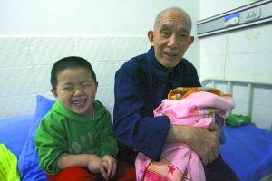 3岁的二儿子对妹妹的到来非常开心。 75岁老翁与42岁妻子