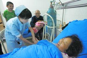 老爸 老妈 75岁老翁与42岁妻子