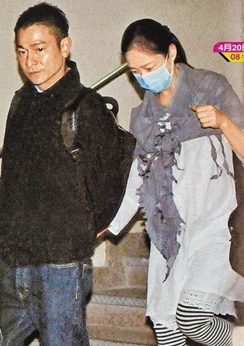 港媒:朱丽倩产下女婴 刘德华正式升格做爸爸