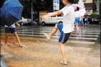 21日深圳突降暴雨 深圳市区部分路段积水严重