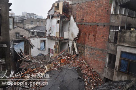 温州鹿城一拆迁房因暴雨发生坍塌(组图)