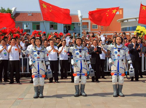 6月16日,神舟九号航天员出征仪式在酒泉卫星发射中心航天员公寓问天阁举行。新华社记者 李刚 摄