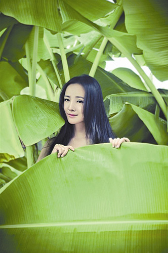 干露露“裸照”遭疯传以芭蕉叶遮身清纯可爱(图)