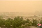 甘肃玉门出现浮尘天气　给当地市民出行带来不便