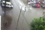 天津暴雨后大街上惊现摩托艇 有人把大街当大海开摩