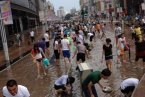 天津大暴雨 大雨过后天津人民在塘沽金街逮鱼