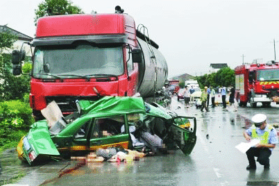 四川广安车祸 6·30广安惨烈车祸出租车与罐车相撞造