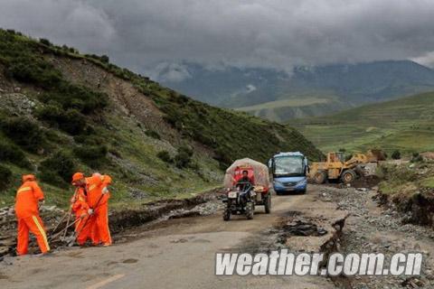 近日青海降水较多,工作人员在抢修被毁路段