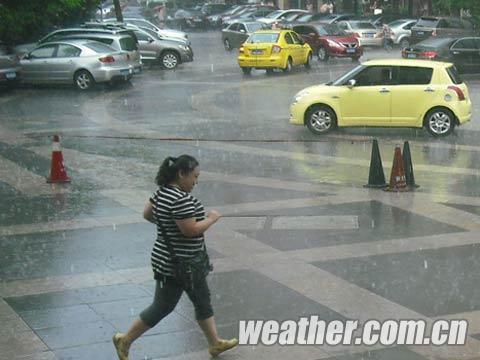重庆遭遇短时强降雨 多个航班受影响