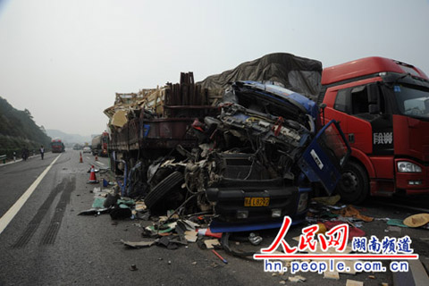 湖南境内车祸 浓雾致湖南境内高速22辆车追尾多人伤亡