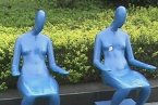 网友围观苏州金鸡湖裸女座椅 坐在裸女座椅上看秋裤