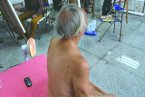 84岁老汉当裸模很幸福 儿子称丢人要和老汉断绝往来
