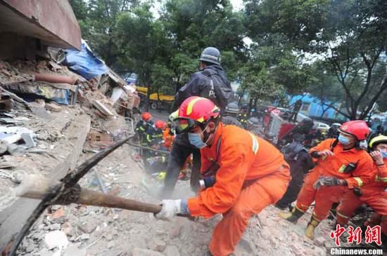 浙江宁波楼房倒塌事故搜救现场