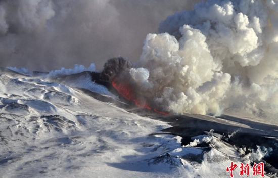 俄罗斯堪察加半岛火山喷发