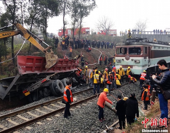 四川货车冲出路面与火车相撞